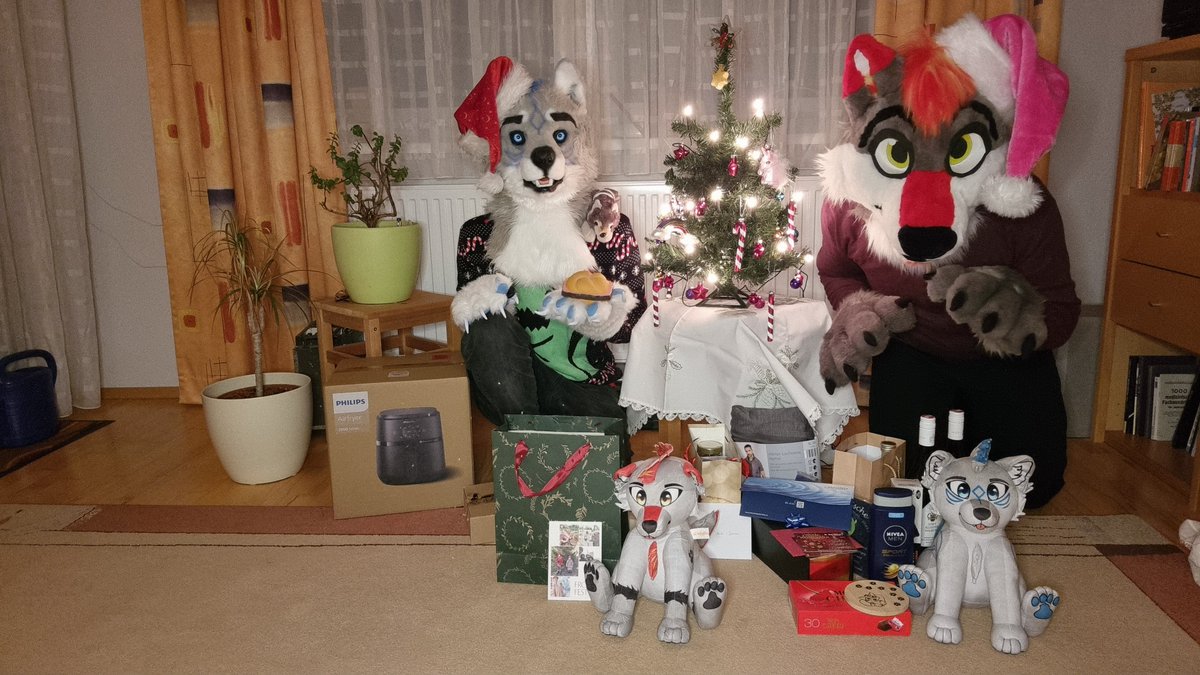 Fluffy Wolf tweet media