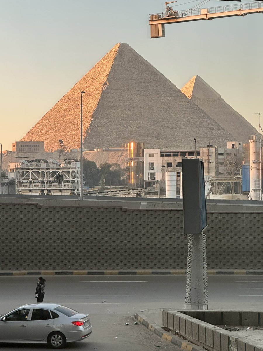 шөнө буусөн болохоор анзаарсангүй. өглөө сэоээд харахад өнөөх мөөнь бцудлын цонхоор ингээд нүдний өмнө дуоайэ байваа.. Ингээд Африкт ирсэнээр хүн амьдардаг 6 тивээ гүйцээв. хэзээ нэгэн цагт Антарктид орох өдөр ирэх бгаа