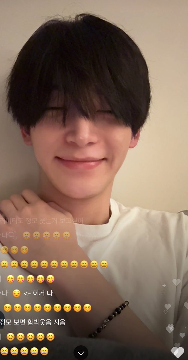 SeoulJangma's tweet photo. 이거 뒤에 바로 정모가 ☺️ 이러길래 뭐지?? 했더니 러비티들이 웃음만 준다고 ☺️☺️☺️☺️ 이모티콘으로 도배해놔서 답장한거엿음…
러비티랑 정모 사이가 왜이리 돈독해… https://t.co/3Vl5IN9SRT
