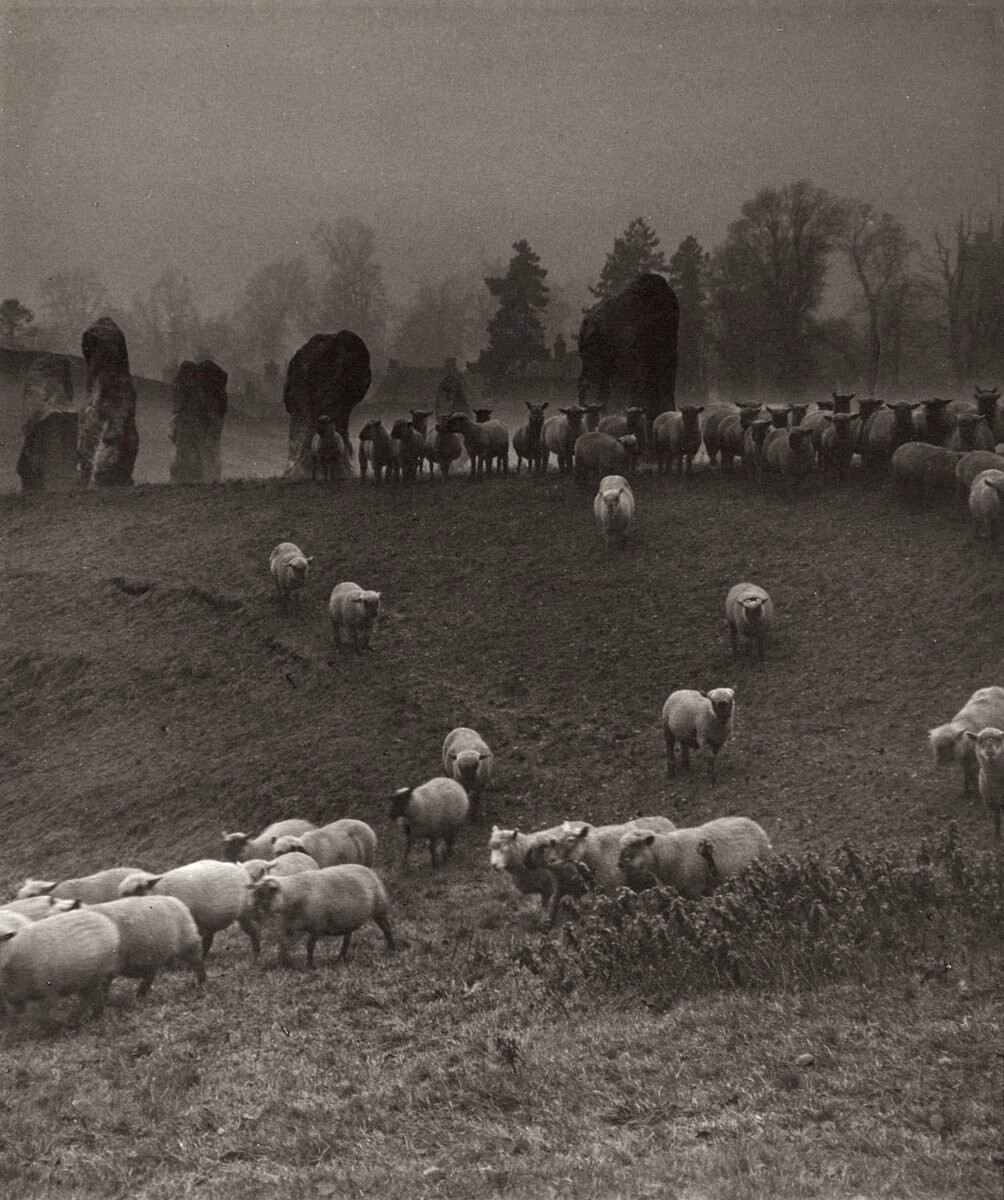 AprilAubade's tweet photo. Avebury, (Stone Circle, Wiltshire), 1941.
📸 Bill Brandt. https://t.co/N09b4tznjf