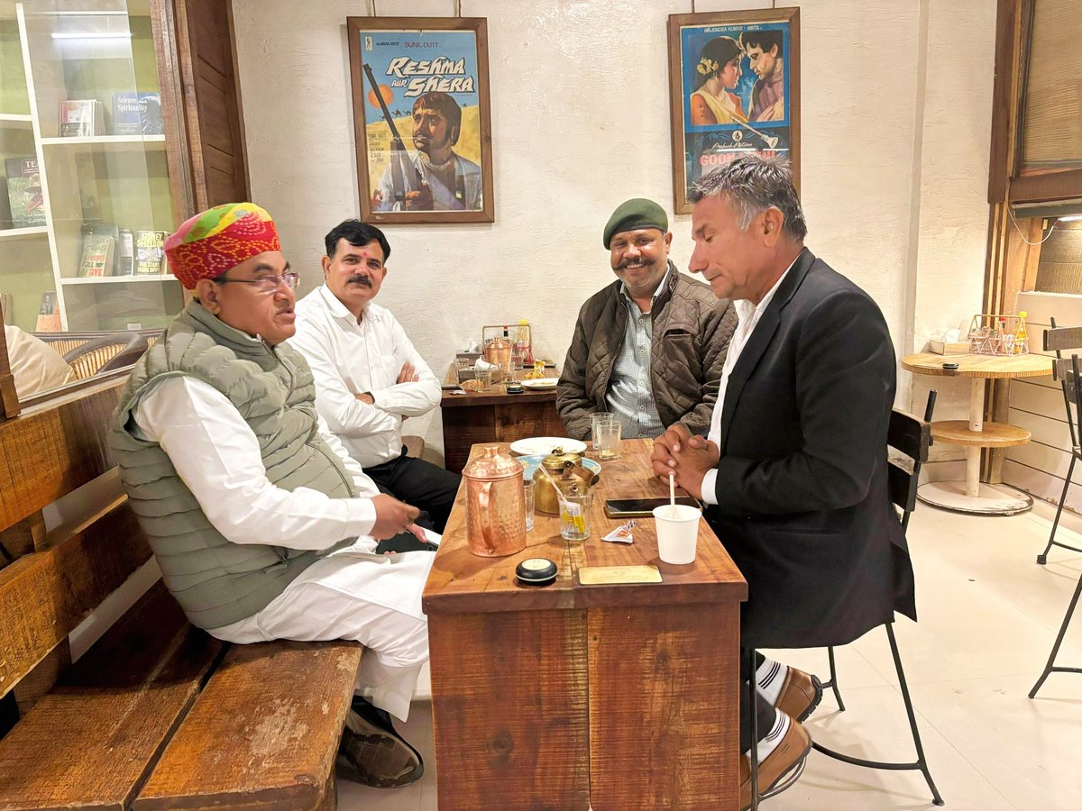 #जयपुर।
जयपुर में टी-स्टाल पर चाय के दौरान बीकानेर पंचायत समिति प्रधान लालचन्द आसोपा,  गोविंद जी मूंड एवं सामाजिक कार्यकर्ता महेन्द्र खण्डेलवाल और धर्मेन्द्र वर्मा के साथ चाय पर बाबा साहब पर देश की संसद में गृह मंत्री अमित शाह द्वारा की गई /01