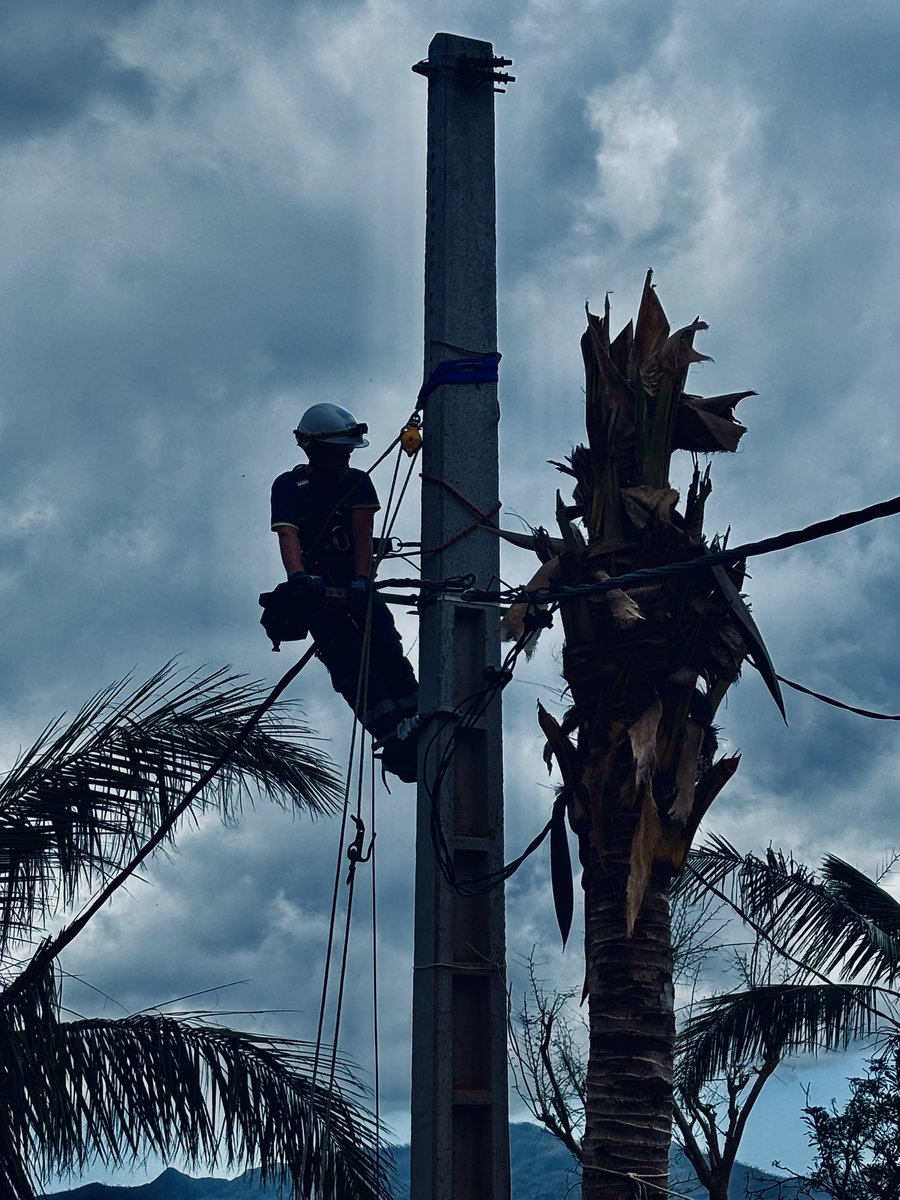 Jour 7 - Quelque part à Mayotte, les mêmes gestes, le même poteau qu’il y a deux semaines quelque part en Picardie, à 8.000 km de là… C’est la FIRE d’Enedis
#ChidoMayotte #Mayotte ⬆️❤️