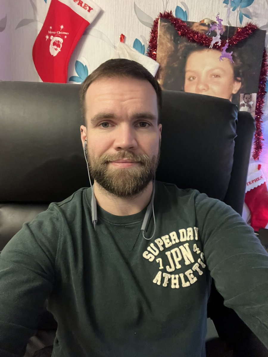 DudeFaceGeoffy's tweet photo. Xmas selfie shoot lol https://t.co/Esp1VWOAZ4