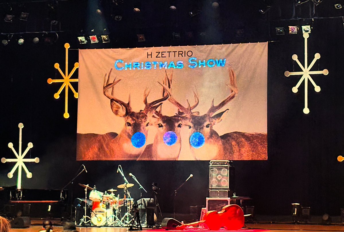 santia511's tweet photo. 息子氏のコンサートデビューに、H ZETTRIOさんのクリスマスコンサートにお出かけ。
年の瀬に素敵な時間をありがとうございました🎵
#hzettrio #christmas  #concert #jazz #triojazz https://t.co/D6jaqVII77
