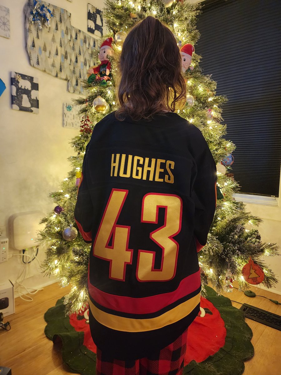 BR_OpenIce's tweet photo. She surprised her daughter with tickets to see the Canucks and Quinn Hughes (her favorite captain) play for the first time. Core memory ❤️ 

(via @kelsylwright) https://t.co/F0ljBQJ8In