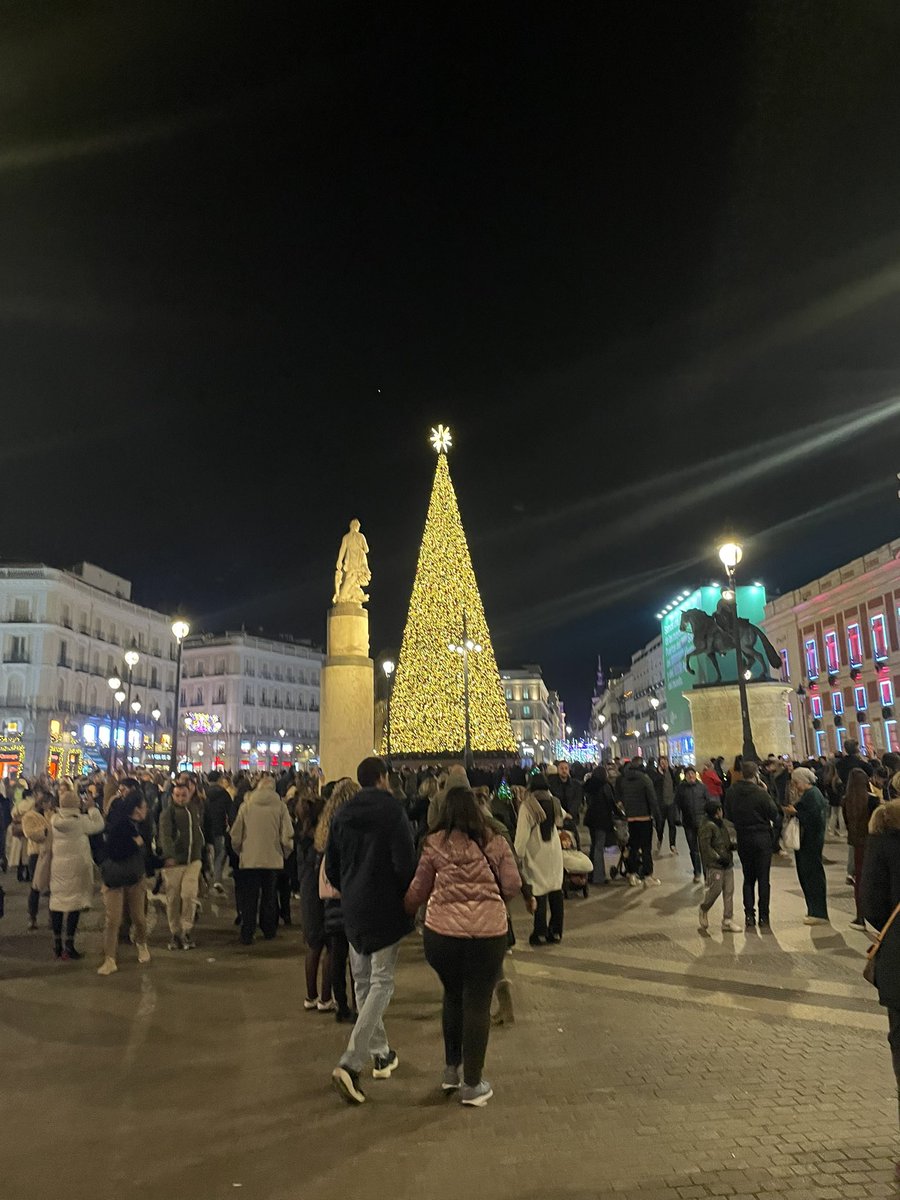 🎄Merry Xmas everyone!  Sending love and holiday cheer from Madrid! #MerryChristmas2024 #holidayseason