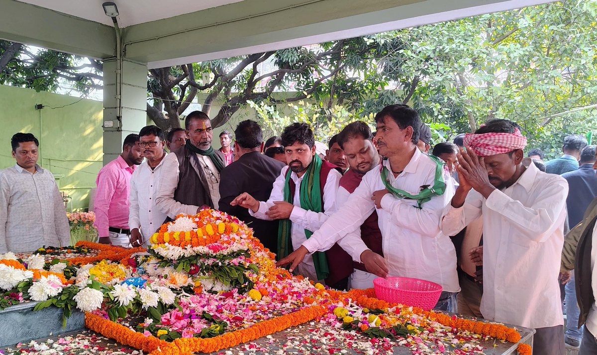 NiteshVOfficial's tweet photo. वीर सहीद निर्मल महतो अमर रहे।।  @JmmJharkhand @sabitamahatoJMM @DistJmm @VinodKu80238196 @HemantSorenJMM https://t.co/Ik5ANObwL2