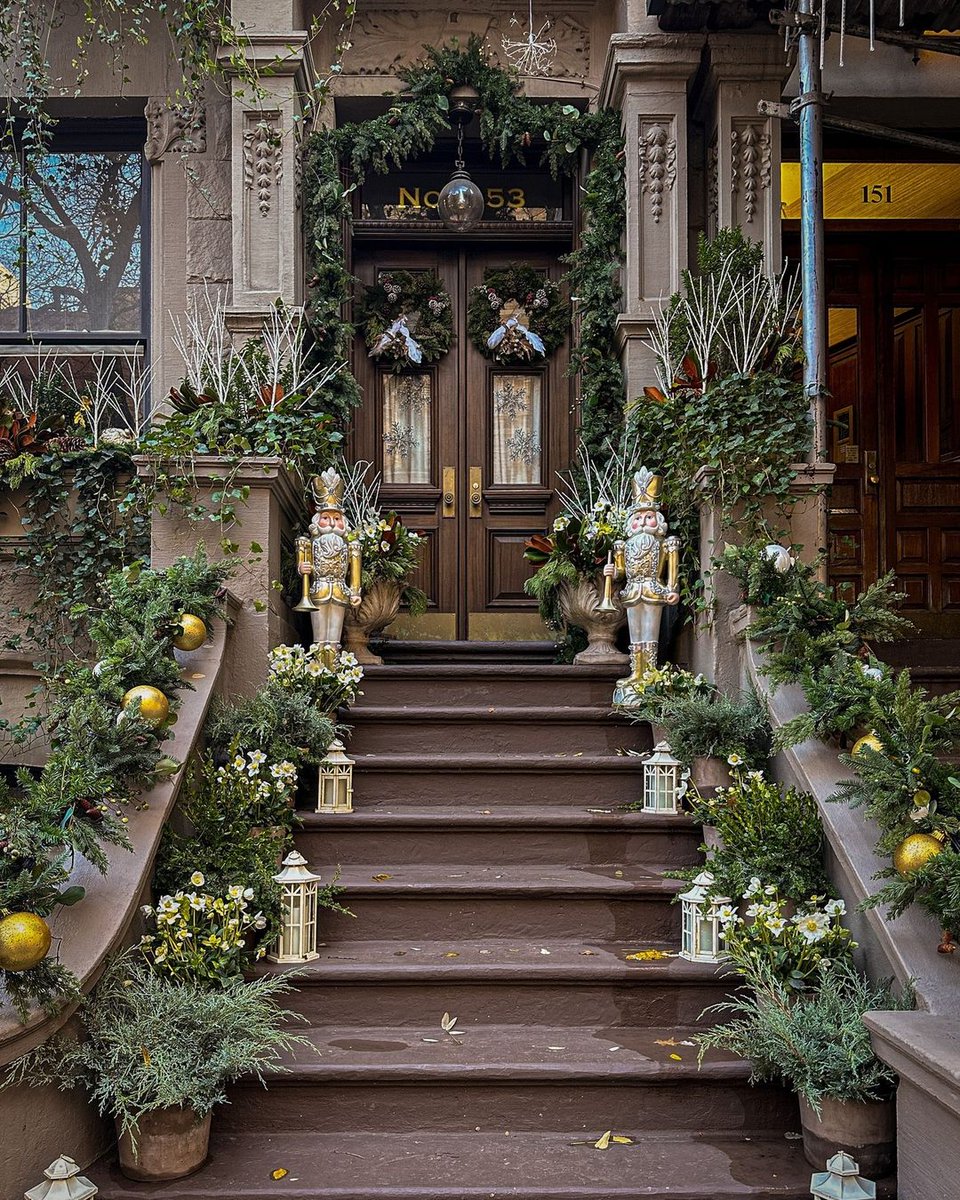 Elegant front steps decorated for Christmas in the Upper West Side 🇺🇸 • 📸 shutthefrontdoornewyork