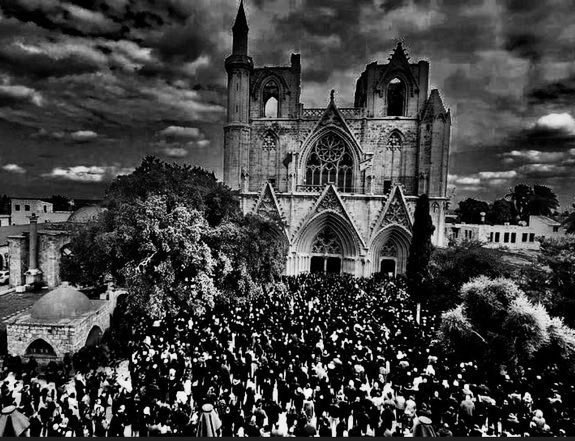 Dün akşam bir kez daha öldük, bir kez daha düştü MAĞUSA…
Adalet bir kez daha evlatlarımız, canlarımız gibi enkazın altında kaldı.
Ama bu iş burada bitmedi, bitemez, Şampiyonlarımıza verilmiş adalet sözümüz var. Adalet elbet bu şehre gelecek.
#isiasortakdavamız