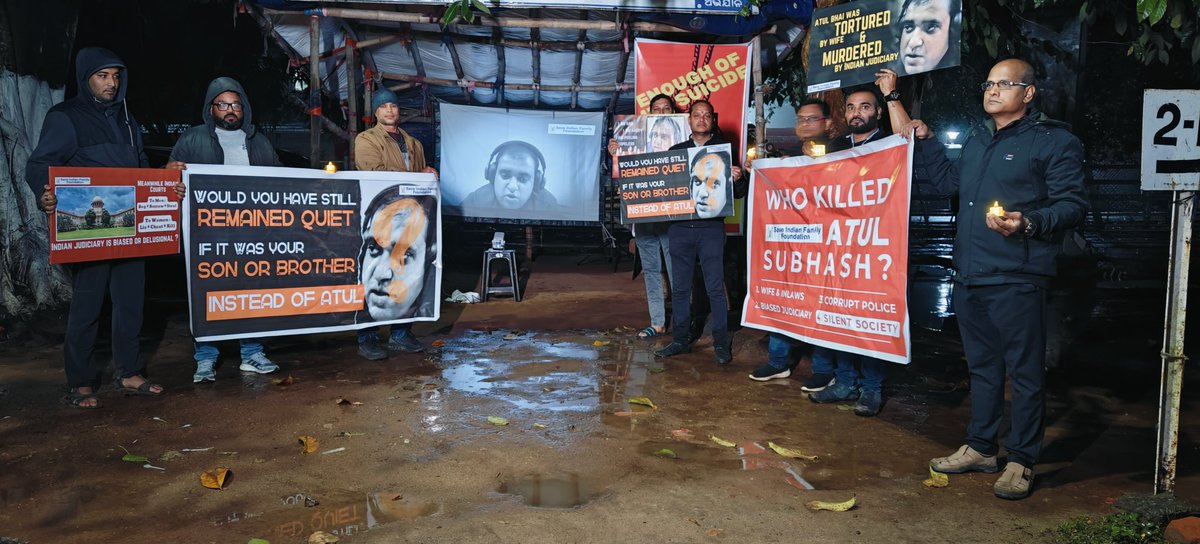 san_x_m's tweet photo. This time it’s in Bhubaneswar. Extreme cold and heavy rain, yet SIFF activists are standing tall for Atul Subhash.

More power to you all. Atul will get justice at any cost!

#JusticeForAtulSubhash #JusticeIsDue https://t.co/45dCeIphV6