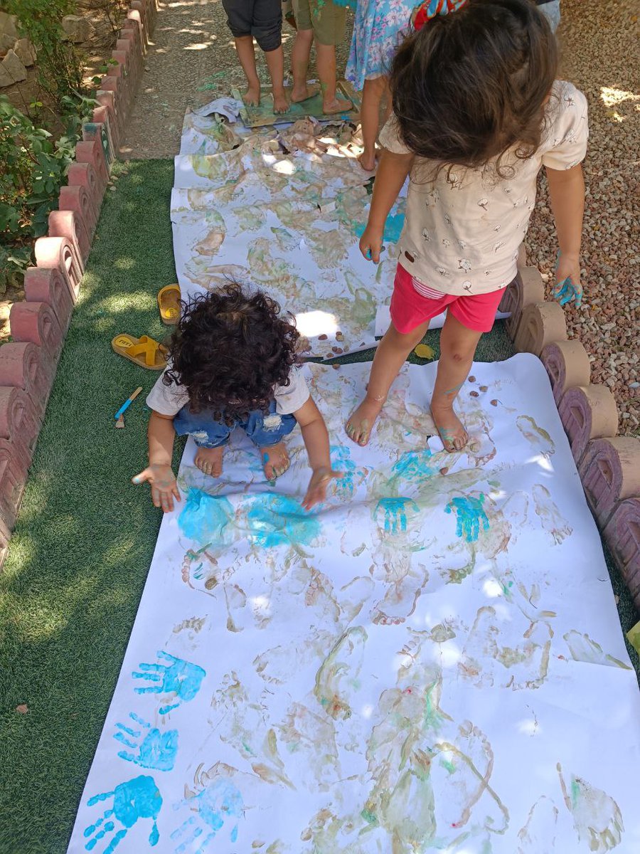 hayatgroup__ir's tweet image. مهد کودک خوب، مهدیه که در بستر طبیعت باشه و بچه‌ها توش به طور مستمر فعالیت‌های هیجان‌انگیزی مثل کاشت و مراقبت از باغچه، نگهداری از حیوانات، پرسه زدن توی محله، خاک‌بازی کردن، آشپزی و... رو تجربه کنند.
چند تا مهد کودک با این ویژگی‌ها توی تهران می‌شناسید؟😌
#حیاط_کودک