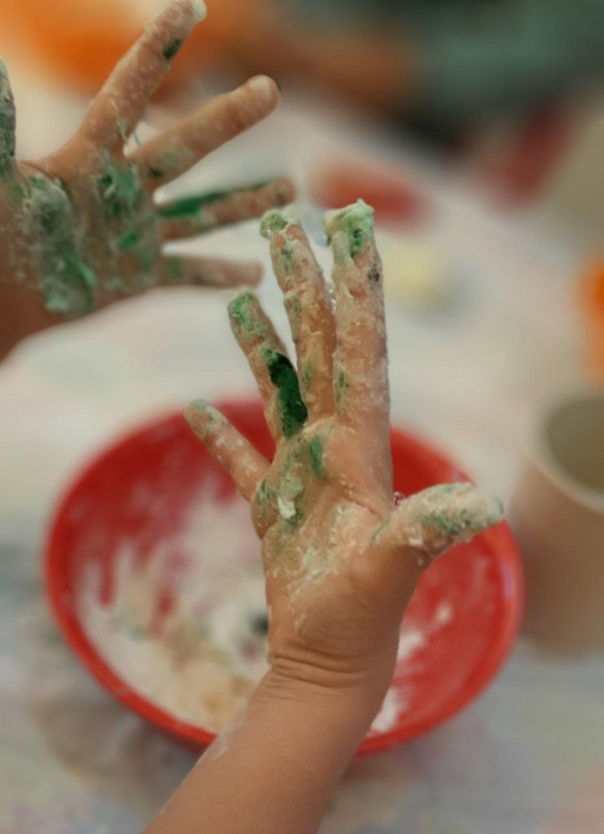 hayatgroup__ir's tweet image. مهد کودک خوب، مهدیه که در بستر طبیعت باشه و بچه‌ها توش به طور مستمر فعالیت‌های هیجان‌انگیزی مثل کاشت و مراقبت از باغچه، نگهداری از حیوانات، پرسه زدن توی محله، خاک‌بازی کردن، آشپزی و... رو تجربه کنند.
چند تا مهد کودک با این ویژگی‌ها توی تهران می‌شناسید؟😌
#حیاط_کودک