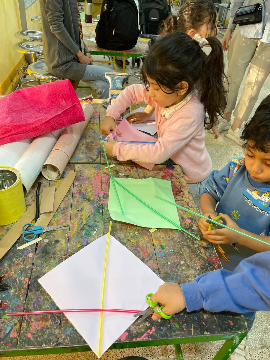 hayatgroup__ir's tweet image. مهد کودک خوب، مهدیه که در بستر طبیعت باشه و بچه‌ها توش به طور مستمر فعالیت‌های هیجان‌انگیزی مثل کاشت و مراقبت از باغچه، نگهداری از حیوانات، پرسه زدن توی محله، خاک‌بازی کردن، آشپزی و... رو تجربه کنند.
چند تا مهد کودک با این ویژگی‌ها توی تهران می‌شناسید؟😌
#حیاط_کودک