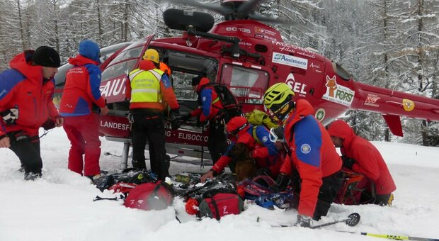 Emergenza24's tweet photo. [25.12-17:30] #Trentino #TAA #Canazei #Paganella #Lusia-#Bellamonte #MadonnaDiCampiglio #Campiglio #Belvedere-#Rodella-#Pordoi

+20 soccorsi sulle piste da sci in sole 5 ore (10:00-15:00) nel giorno di #Natale. 

5 #feriti elitrasportati di cui 2 in condizioni critiche https://t.co/Y4Rs9HHcuG