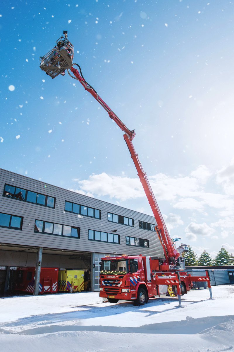 🎄🚒 | De feestdagen zijn het moment om te genieten van gezelligheid, lekker eten en mooie herinneringen. Wij van de brandweer wensen jou en je dierbaren een warme kerst en een nieuwjaar vol geluk! Geniet van de feestdagen, en laten we samen zorgen voor een veilig 2025. 🌟