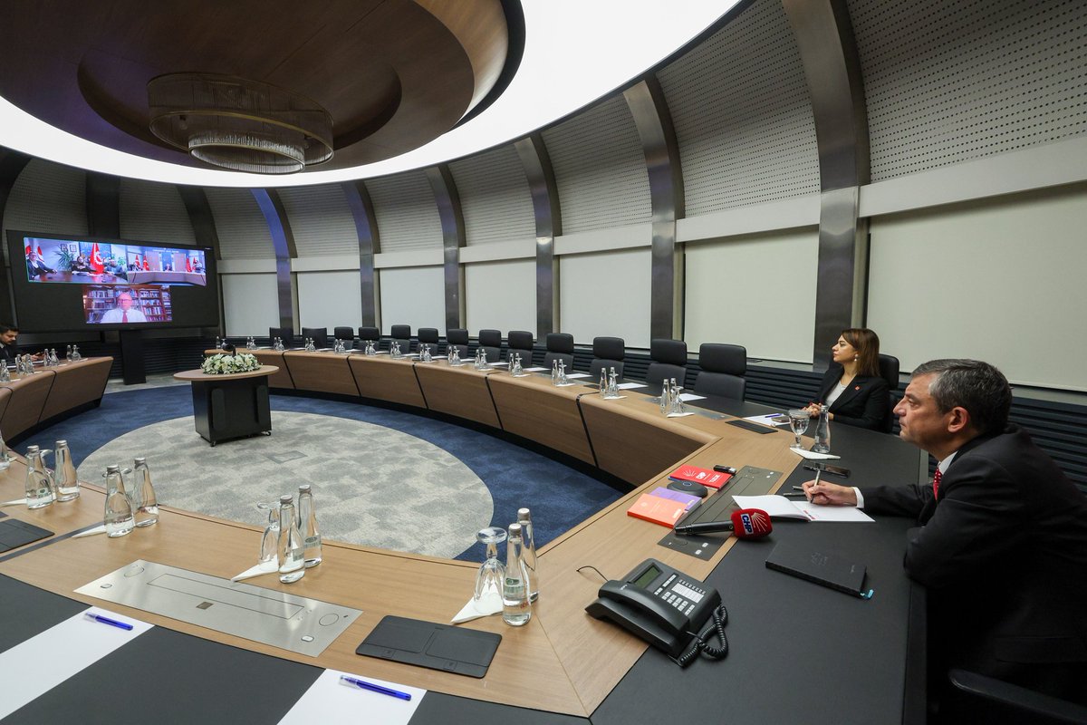 İlan edilen asgari ücreti sarayında oturan Erdoğan ve ekibi dışındaki herkes yetersiz buldu.

Bu ücreti ve sonrasında yapılabilecekleri TÜRK-İŞ, Hak-İş ve DİSK'in değerli başkanlarıyla konuştuk.

28 Aralık Cumartesi günü Tandoğan'da ve 2025 yılı boyunca tüm meydanlarda işçinin