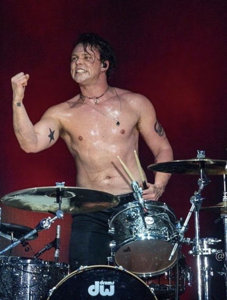 good morning loves!! wishing you all a very happy holidays, we are sending you lots of love 💖