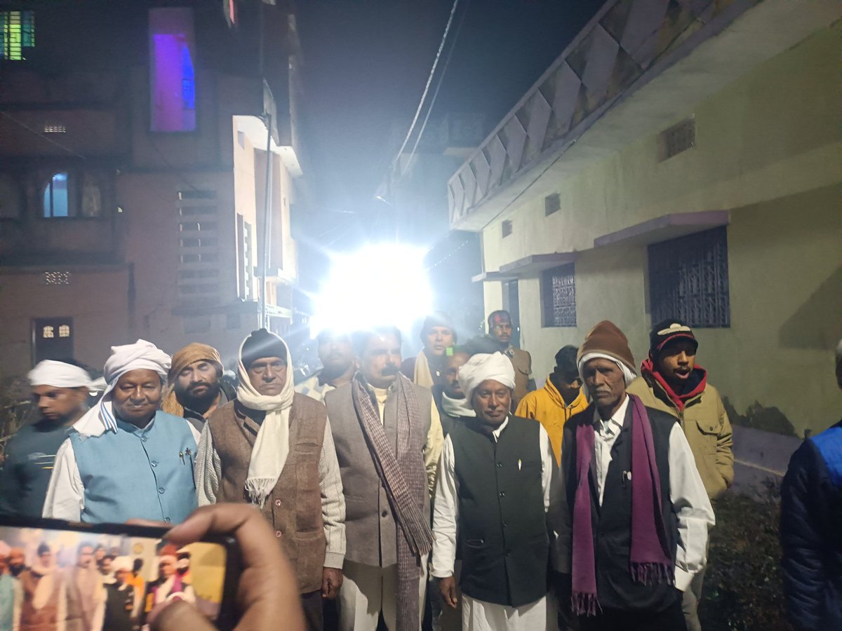 MonazirDr's tweet photo. आज मुंगेर के संदलपुर के राष्ट्रीय जनता दल राजद शिक्षा प्रकोष्ठ के प्रदेश महासचिव नवीन कुमार यादव जी के माता जी के श्रद्धांजलि सभा में शिरकत किया, तथा इसी दौरान भावपूर्ण श्रद्धांजलि अर्पित किया। https://t.co/k9XVvgBaKG