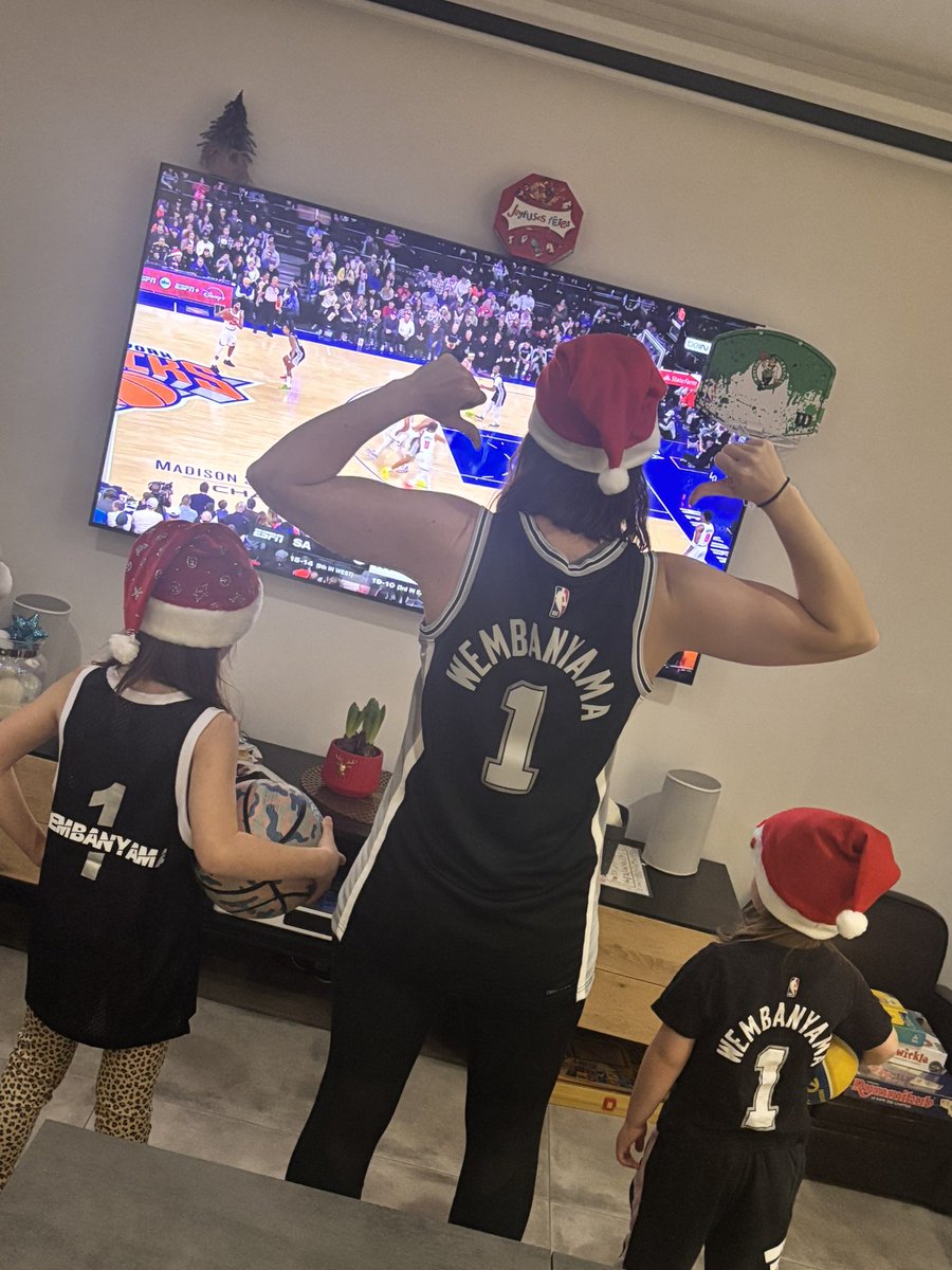jimmy_devaux's tweet photo. Joyeux Noël avec mes 3 ptites Wemby 😍 le mini sapin et les chocolats @spurs 
#NBAEXTRA #NBAXmas https://t.co/ylMtP02atP