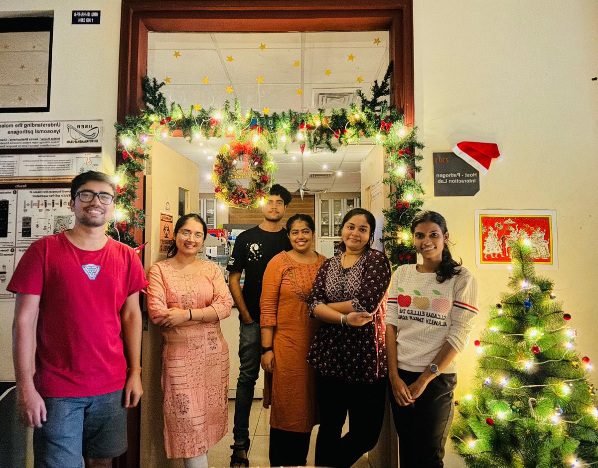 SandhyaLab's tweet image. Season&apos;s greetings from all of us at Sandhya lab! ✨️🎄