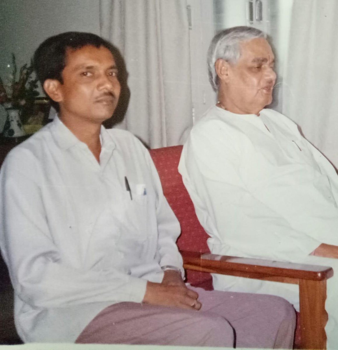 tweet2manish_'s tweet photo. पूर्व प्रधानमंत्री, भारतीय जनता पार्टी के प्रेरणापुंज, भारत की राजनीति के सबसे चमकदार सितारे, पक्ष-विपक्ष सबकी आँखों के तारे स्व० अटल बिहारी वाजपेयी जी की जन्म जयंती पर उन्हें कोटि कोटि नमन
चित्र में अटल जी के साथ हमारे पिताजी
#SadaivAtal 
⁦@kamleshpassi67⁩ https://t.co/zDcw9ZwzGB