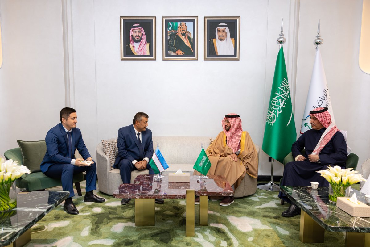 mosgovsa's tweet photo. 📸| نيابةً عن سمو وزير الرياضة..

معالي نائب الوزير الأستاذ بدر بن عبدالرحمن القاضي ⁦@balkadi⁩ يلتقي سفير جمهورية أوزباكستان لدى المملكة نادرجان تور غونوف، وسفير جمهورية المالديف لدى المملكة أحمد سرير، حيث جرى مناقشة عددٍ من المواضيع المشتركة التي تختص بالمجال الرياضي. https://t.co/5CBSTirr42