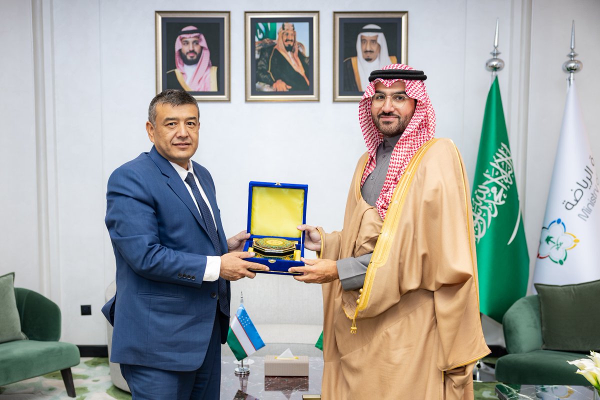 mosgovsa's tweet photo. 📸| نيابةً عن سمو وزير الرياضة..

معالي نائب الوزير الأستاذ بدر بن عبدالرحمن القاضي ⁦@balkadi⁩ يلتقي سفير جمهورية أوزباكستان لدى المملكة نادرجان تور غونوف، وسفير جمهورية المالديف لدى المملكة أحمد سرير، حيث جرى مناقشة عددٍ من المواضيع المشتركة التي تختص بالمجال الرياضي. https://t.co/5CBSTirr42