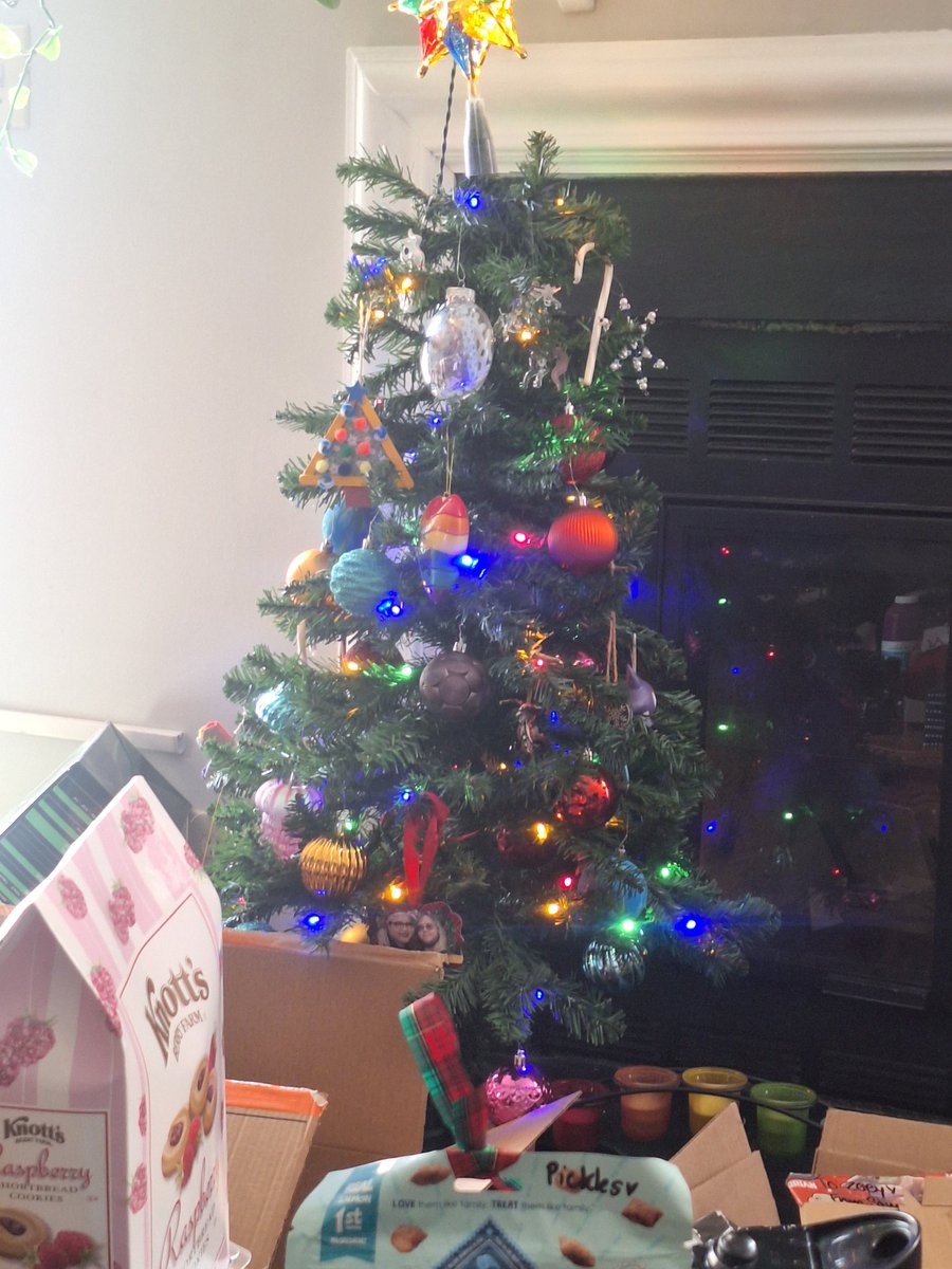 pixel2lux's tweet photo. MERRY CHRISTMAS YALL https://t.co/7WwZCsgDrW