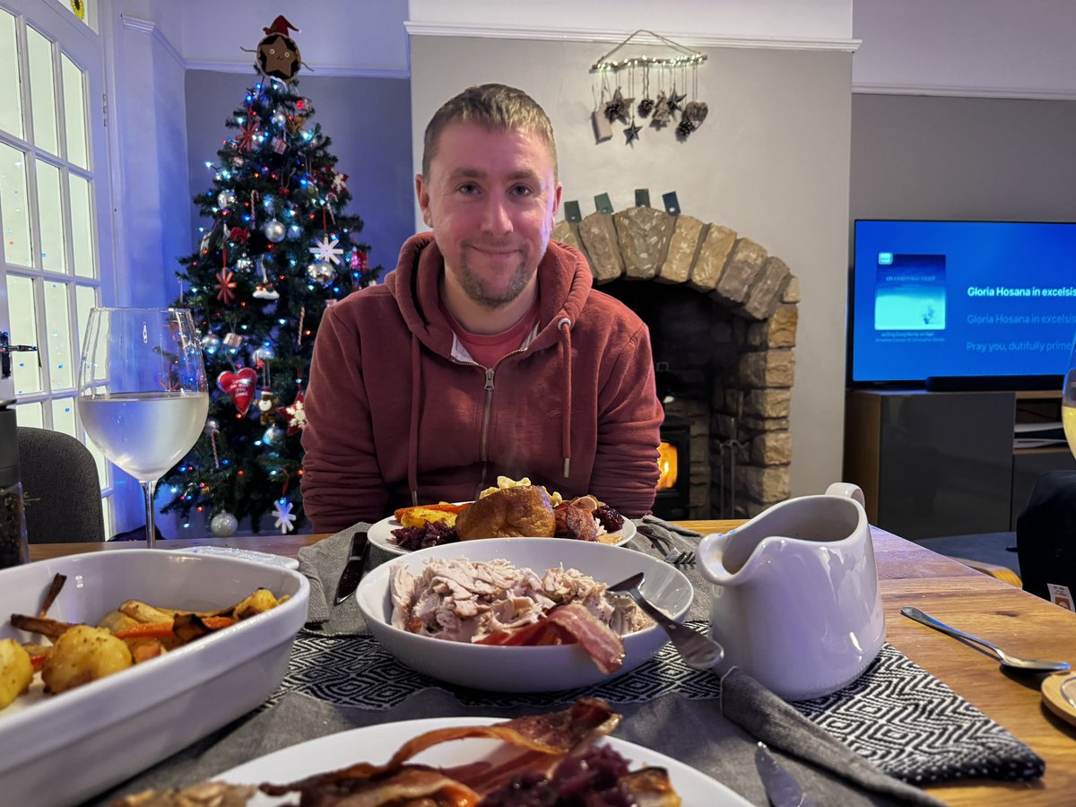 johnwilliams77's tweet photo. Happy Christmas from the Hirst-Williams household! 🎅🏻🥳 https://t.co/ULJ01AwqSW