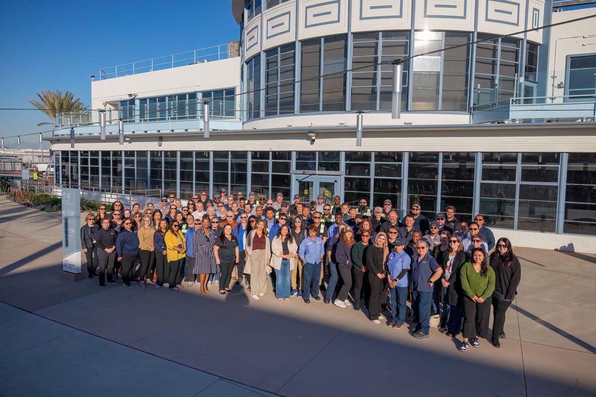 Merry #Christmas from your favorite hometown airport's employees and volunteers! Best wishes for a wonderful holiday to our amazing travelers. 🎄