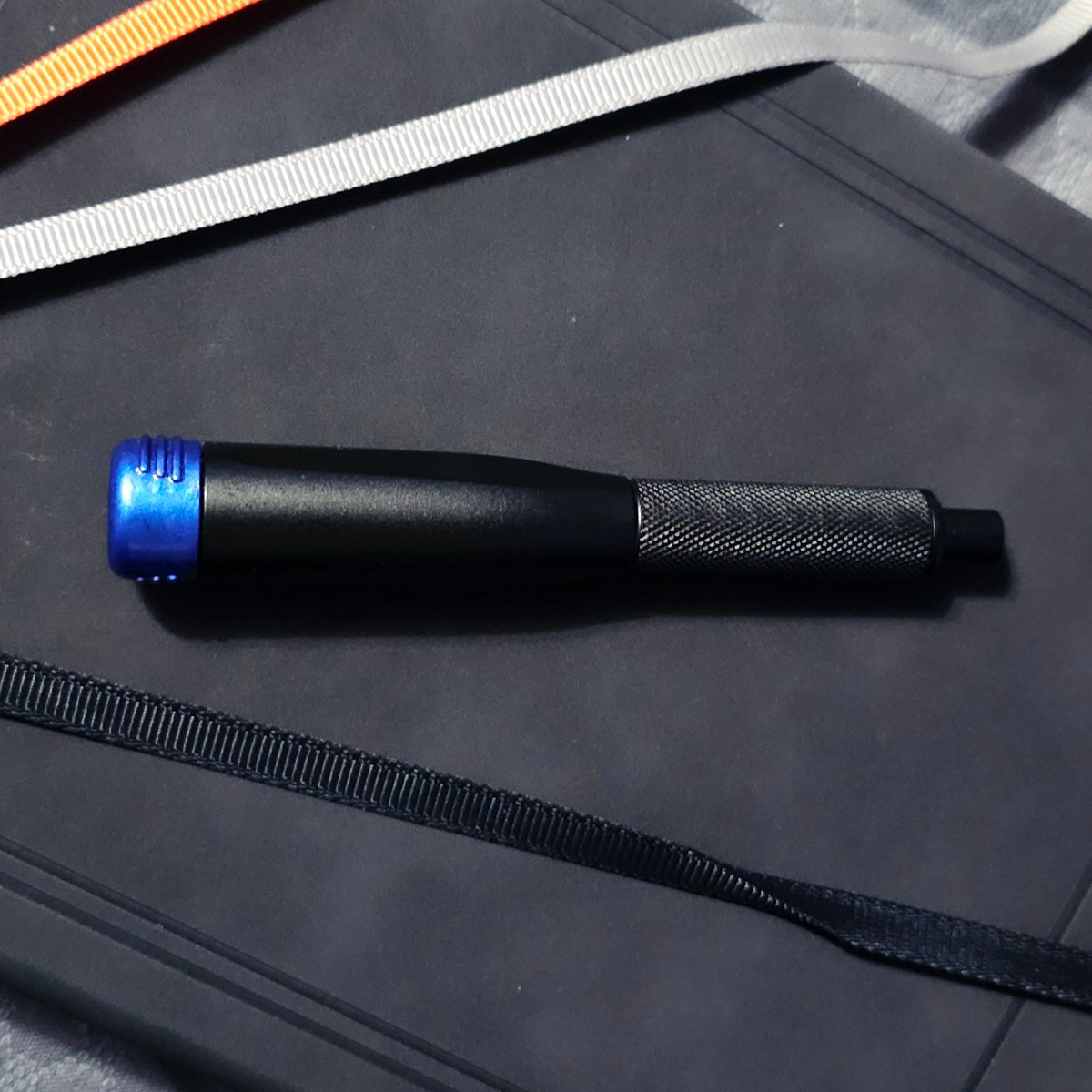 CrystalFier's tweet image. I knew when I bought the @LinusTech Precision Screwdriver that I wanted to customize the endcap, since they weren't selling different coloured ones, and I finally got around to it!💙
Blue metallic paint pen + a clear sprayed protective coat.
#LTT #LinusTechTips #Customization