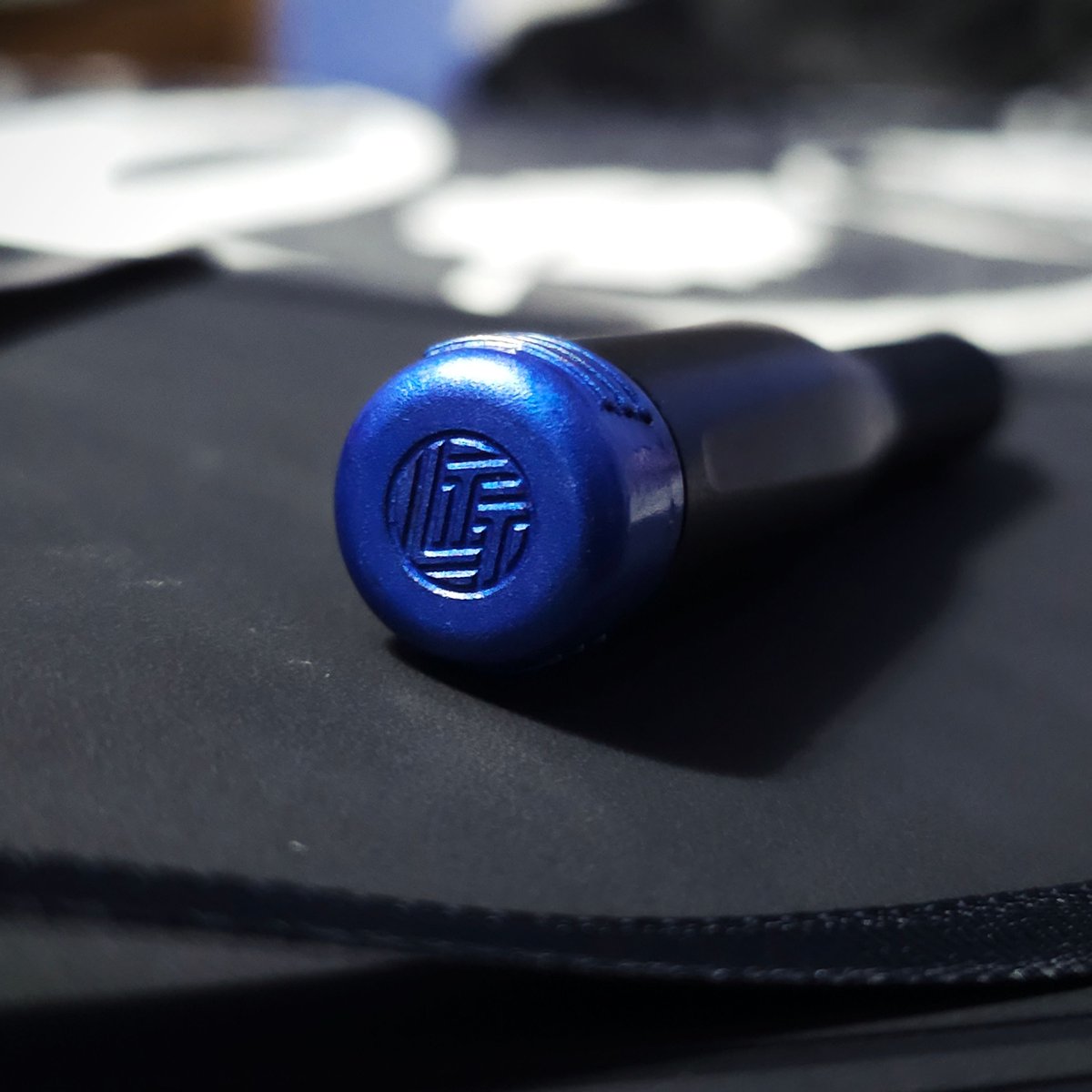 CrystalFier's tweet image. I knew when I bought the @LinusTech Precision Screwdriver that I wanted to customize the endcap, since they weren't selling different coloured ones, and I finally got around to it!💙
Blue metallic paint pen + a clear sprayed protective coat.
#LTT #LinusTechTips #Customization