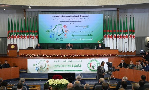 APS_Algerie's tweet photo. Rencontre #Gouvernement #walis : les orientations du #président_de_la_République insuffleront une dynamique de #développement pour une prise en charge optimale des préoccupations des #citoyens
🔗 https://t.co/z3530yjZvI https://t.co/3VBaqtjFDx