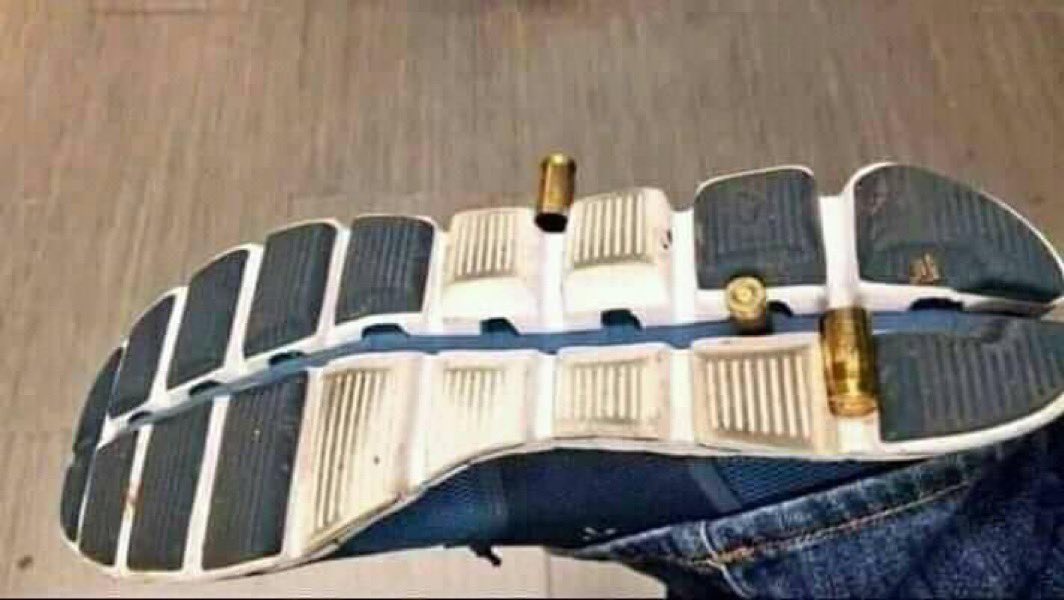 Cuando vas caminando por el güiraldes y se te meten los cohetes en la zapatilla