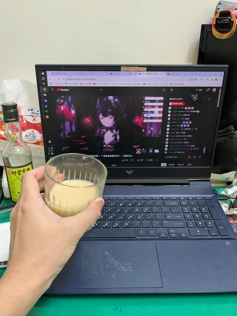 2021的時候，我是個碩一小菜雞，有這麼個可愛小惡魔新人Vtuber就這麼走進我的生活。
現在，我準備畢業並邁向另一個階段。她也一樣要畢業離開了。

今天給捏嚕敬一個，話不多都在酒裡。
感情深，都在蛋塔裡。
最後，珍重。
#闇音ネル 
#Happy高冷聖誕節^~^