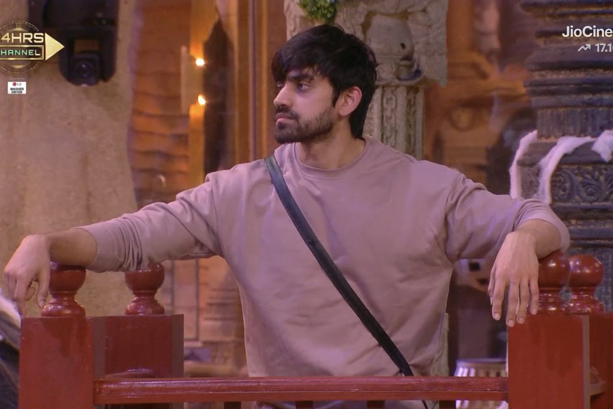 TeamAvinashFC's tweet photo. #Cashish Maze Maze mai you don't allegate a man as a "Womanizer"

#BiggBoss himself mentioned the date 12.12.2024 & showed the nation the clips 🥹

Hence Evidence speaks for itself, because she likes Snacks so much:
So the proof is in the pudding🍮
I rest my case 🙏🏻 

#AvinashMishra #Avinashians #BiggBoss18 #BB18