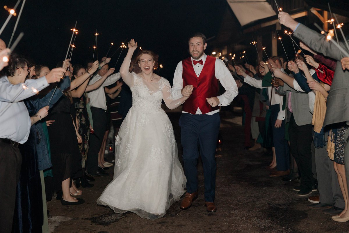 BBCoachV's tweet image. What a beautiful day! Congrats to @tuck_vahle33 and @17mjewel on your marriage! We love you both very much!!

Photo credit: @sophiajuliettephoto