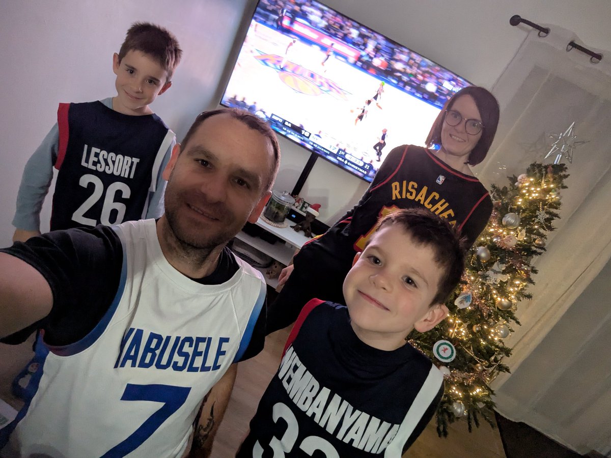 JoBigote's tweet photo. #nbaextra #NBAChristmasDay #beINSPORTS Bon rétablissement à Mathias. 
Match en famille, l'équipe au complet!  Go Wemby !!! https://t.co/YuXiEgiOM5