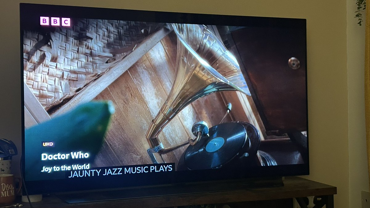 The #DoctorWho budget is huge and they can’t even hire a proper real gramophone. This is a certified fake!