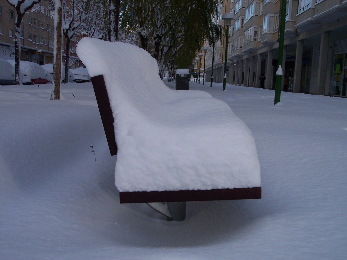 hjimenezj's tweet photo. Hoy hace 20 años #Burgos se acostaba sepultada bajo un nevadón espectacular. 
No volverán a ver nuestros ojos nada semejante:
☃️😱

https://t.co/iXgsNXXPX0 https://t.co/XipKKapO69