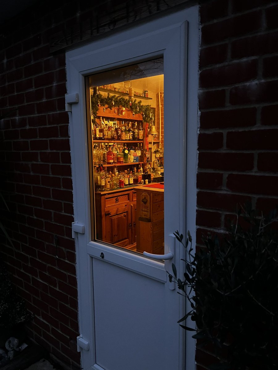 sparklingpiss's tweet image. the ‘bar’ in my parents back garden whispering to me like the green goblin mask