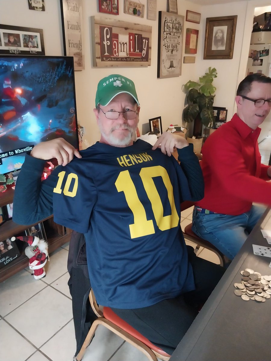 StevenH69657924's tweet photo. Merry Christmas Michigan fans not so Merry for this buckeyes fan @AEmerson1983 @GoBlue_4ever @GoBlueLexi117 @KingTerrbear @swankywolverine https://t.co/KTWzv6X0RJ