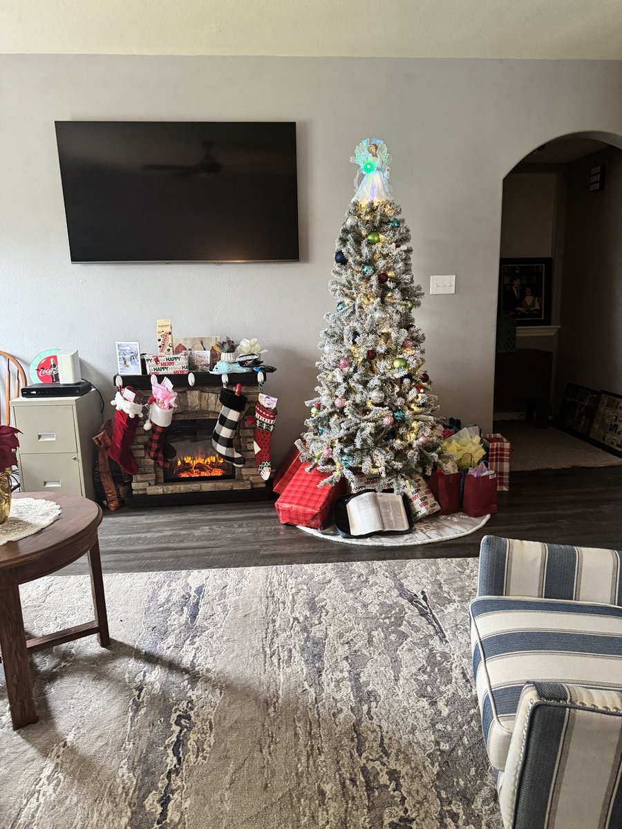 LooppiR's tweet photo. Merry Christmas from my family to yours!!! Happy Holidays!!🎄🎄🌲🌲🎁🎁 https://t.co/rIZ3ErHsBz