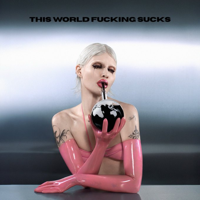 zanzana's tweet photo. Cassyette, une nouvelle icône de la scène alternative
Chronique sur le dernier album de @Cassyette  "This World F*cking Sucks"  
https://t.co/ThchOHOI00 https://t.co/oMFQOWNWsh