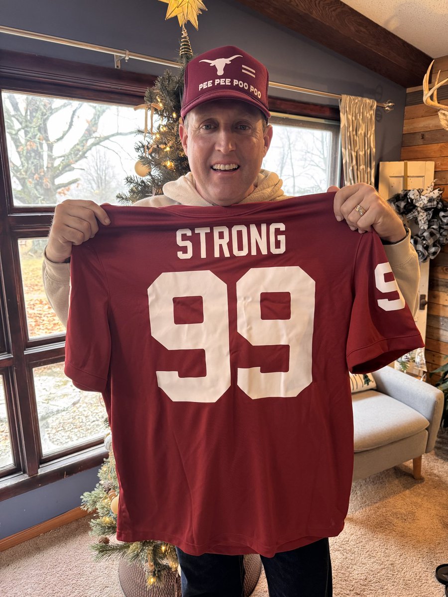 DrSeanStrong's tweet image. I want to give a shout out to my Guy…@Markus_Strong2!! Merry Christmas &amp;amp; BOOMER SOONER! I actually have a SOONER that has my last name and I got his jersey for Christmas this morning. And he’s an awesome player too. 
#Boomer #Soonernation #sooners