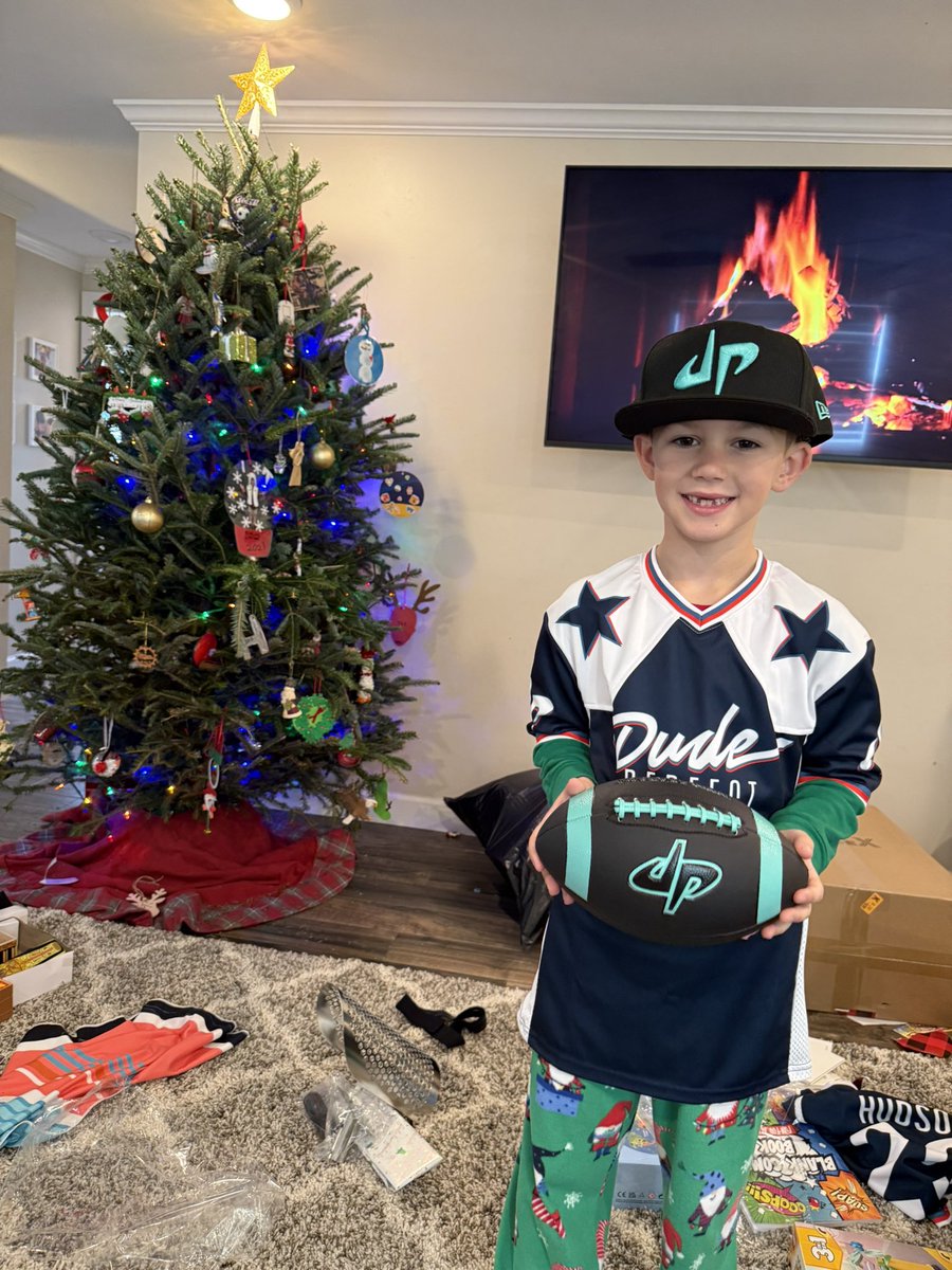 ctc941's tweet photo. Merry Christmas @DudePerfect !
From, Eli
#DPbiggestfan #DudePerfect #woot https://t.co/YdskUcqY9a