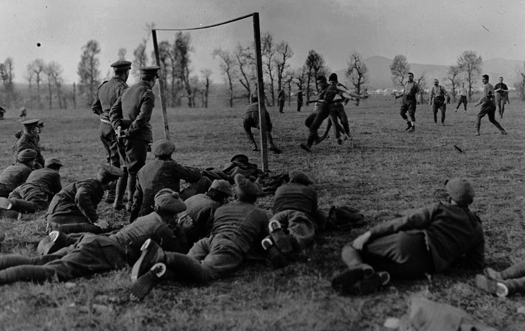 Se trata de un hecho que, debido a la censura militar, sólo se supo muchos años después, cuando una película popularizó la historia. El fútbol actuó, en aquella y otras muchas ocasiones, como terapia antimilitarista ante el mandato criminal de los defensores de la guerra...
2/6