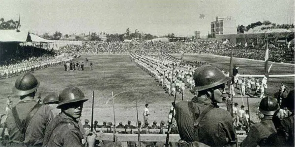 Hechos parecidos ocurrieron durante la guerra civil española. Hay constancia de partidos de fútbol entre anarquistas y militares franquistas en Málaga el día de Navidad de 1936. También otro en Granada, y más tarde, en junio de 1937, se disputó otro entre republicanos y ...
3/6