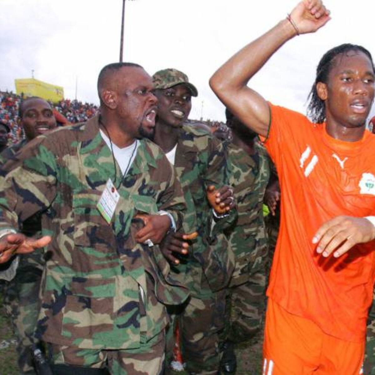 y nacionales en Manzanares (Madrid). Por extraño q parezca, abundan los ejemplos. Más recientemente, el futbolista de la Premier League, Drogba gritó: «Dejad las armas‹», y la guerra civil de Costa de Marfil se detuvo en 2005. El problema de Kalamua fue q el desnivel y el ..
4/6