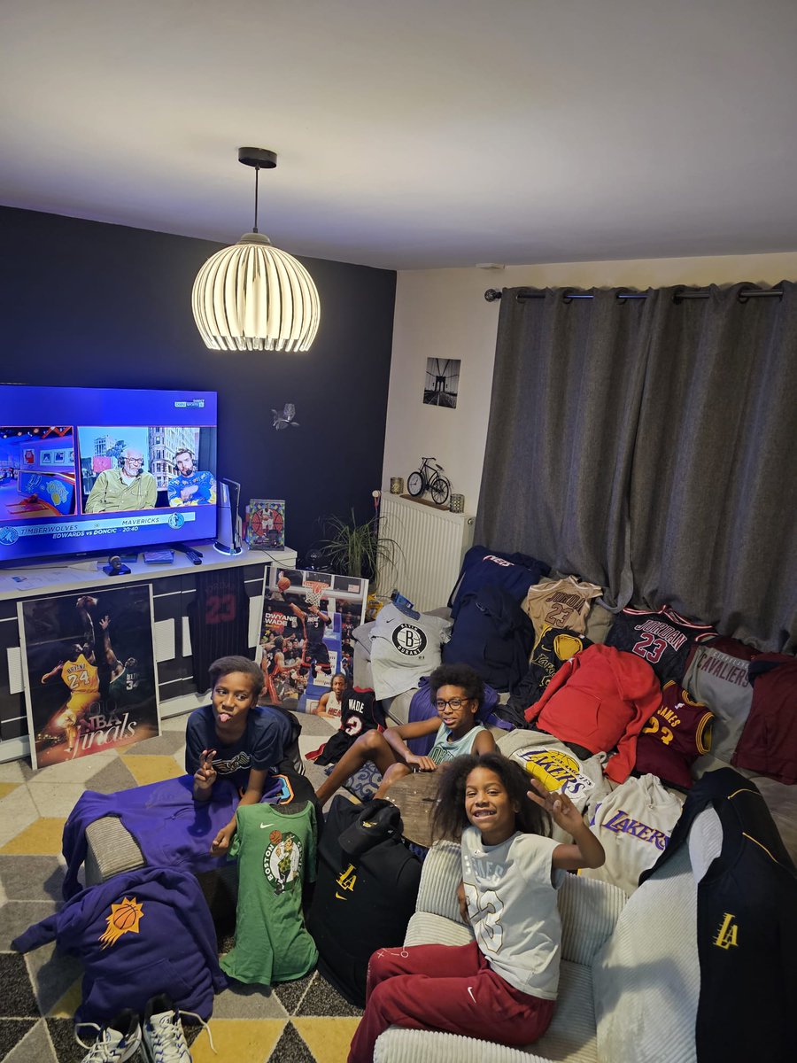 soumdjay's tweet photo. Comme chaque année le #NBAChristmasDay en famille !! 🏀🏀
#NBA
#NBAextra
#Chrismasday https://t.co/Y2KnmX6mjl